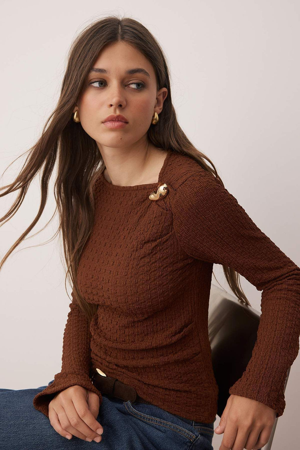 Kahverengi Fitted/Vucuda Oturan Aksesuar Detayl? Dokulu Uzun Kollu Esnek Orme Bluz TWOAW26BZ00134