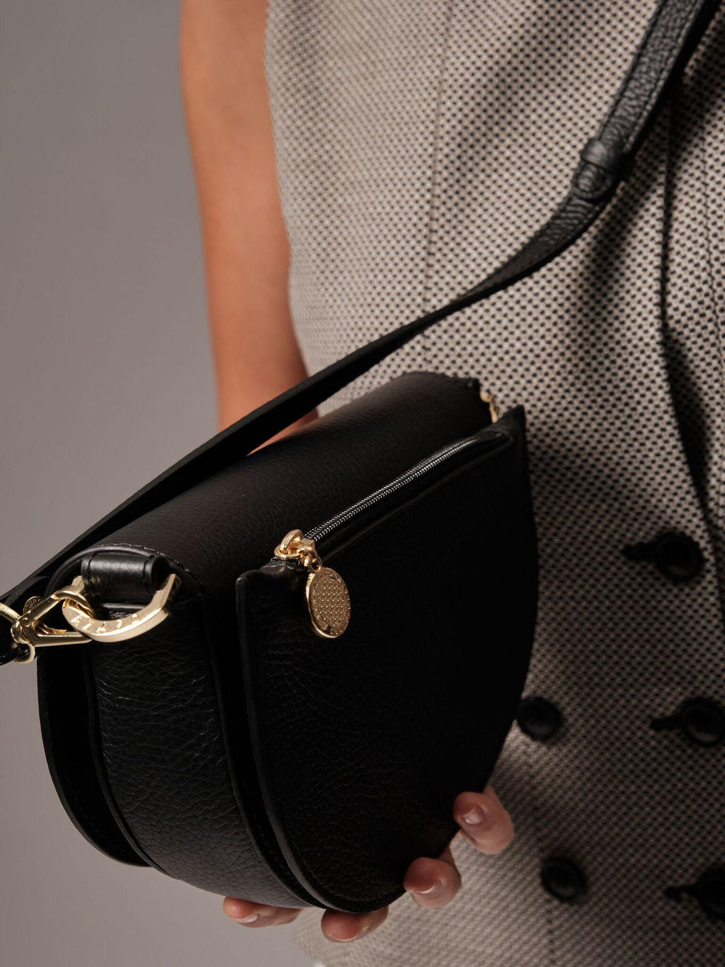 Сумка кожаная кросс-боди Azaro 31032 черная