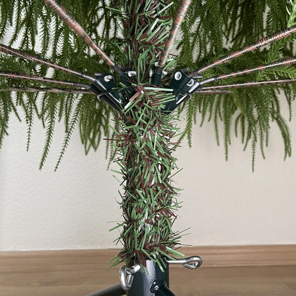 Ёлка 210 см "Хвойные лапки" резина (672 ветки)