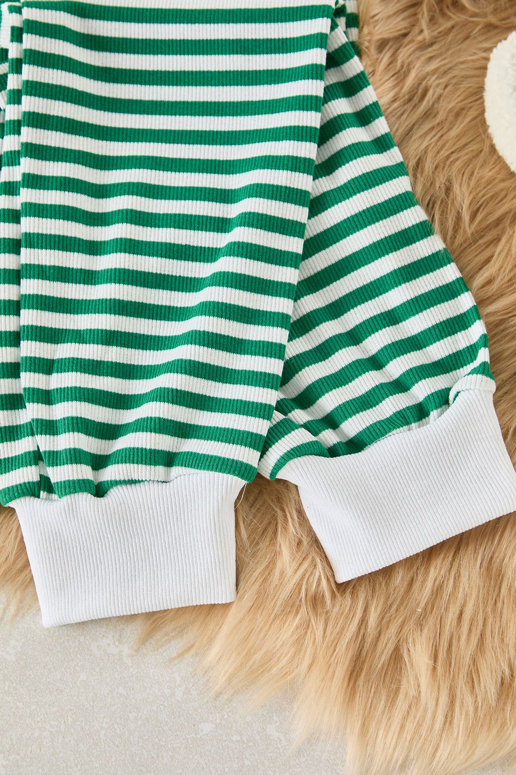 Trendyolmilla Siyah-Beyaz Cizgili Manset ve Biye Detayl? Tshirt-Jogger Orme Pijama Tak?m? THMAW24PT00141