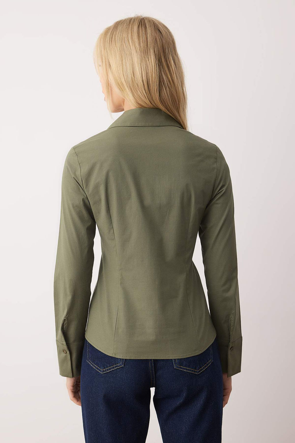 Wardrobe Essentials Haki Hafif Bele Oturan Pamuklu Dokuma Gomlek TWOAW26GO00022