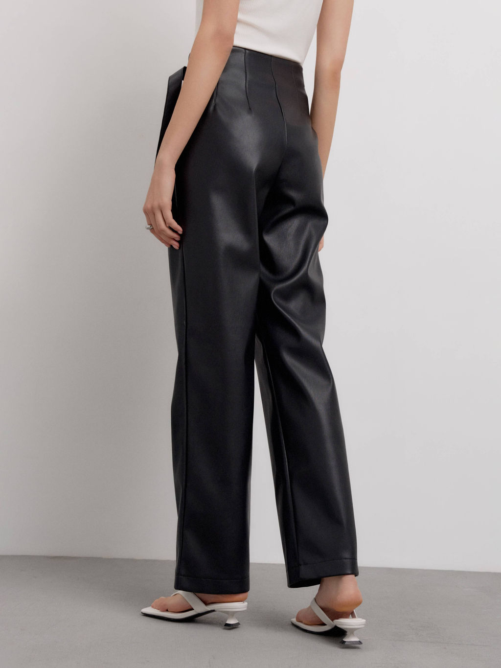 CONTE Брюки из экокожи с патами на талии LBK 2854 black - Conte elegant фото 3