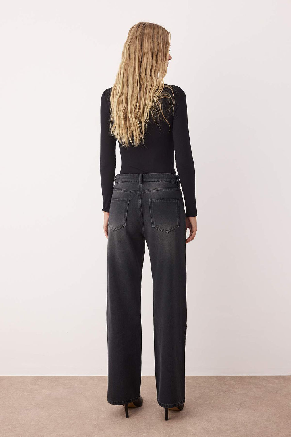 Wardrobe Essentials Siyah More Sustainable Yuksek Bel Aksesuar Detayl? Wide Leg Jeans TWOAW26JE00104