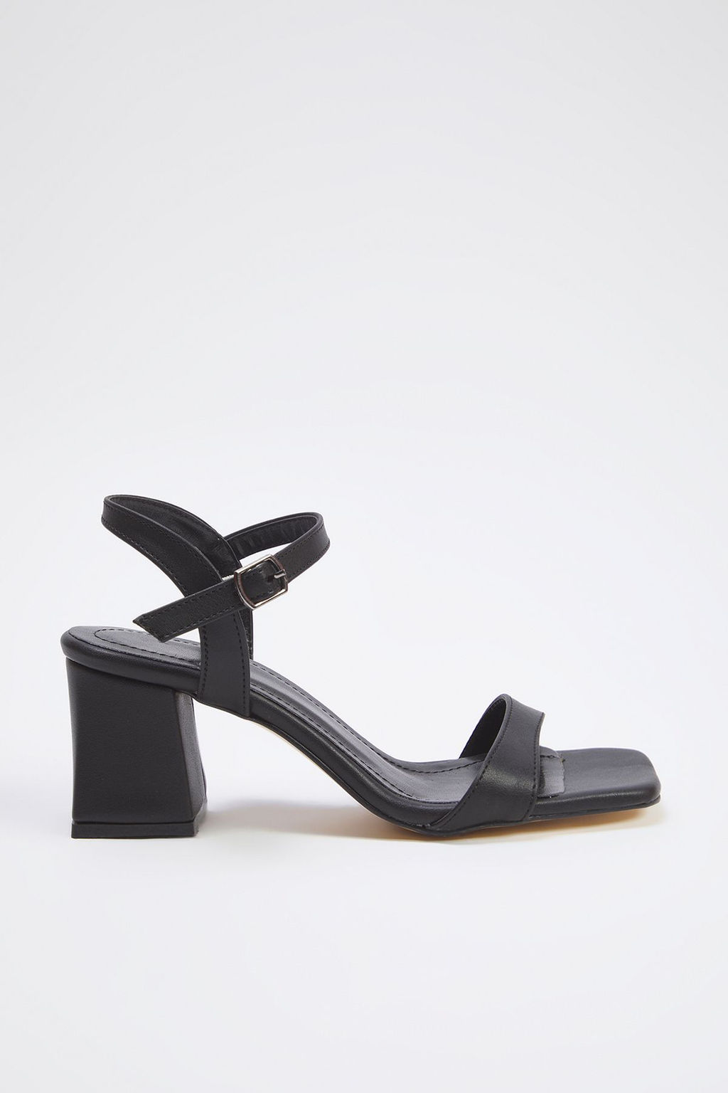 Trendyol Shoes Siyah Bilekten Baglamal? Kare Burun Kad?n Blok Topuklu Sandalet TAKSS25TO00051