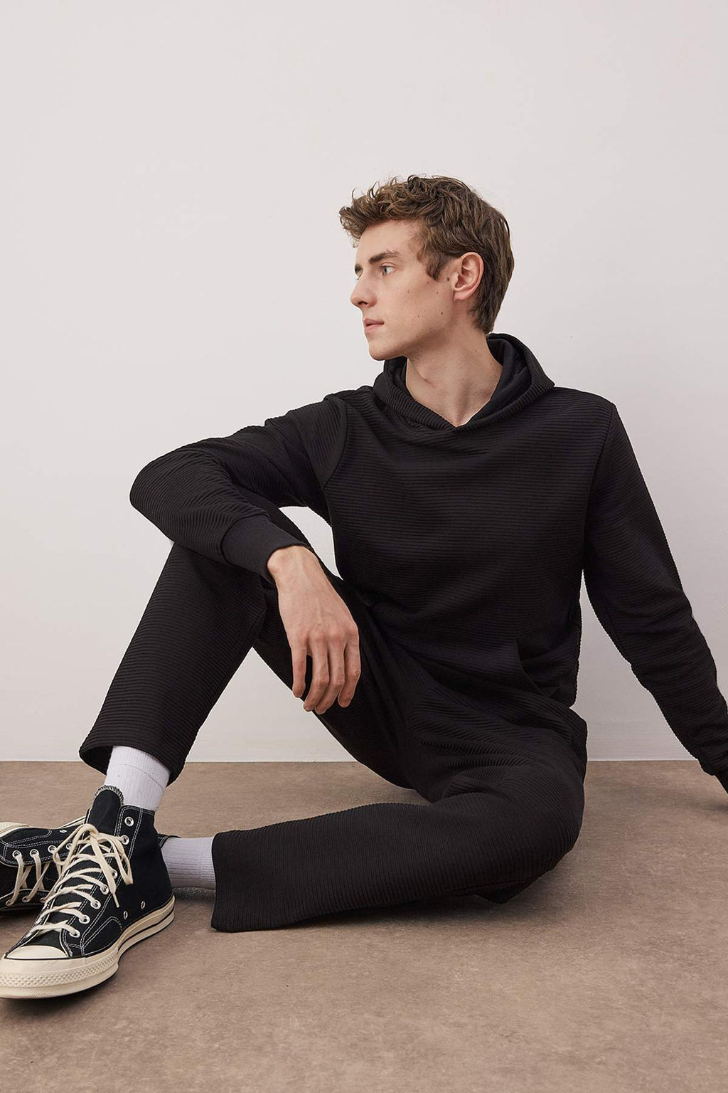 Siyah Regular/Normal Kesim Kapusonlu Dokulu Sweatshirt TMNAW26SW00068