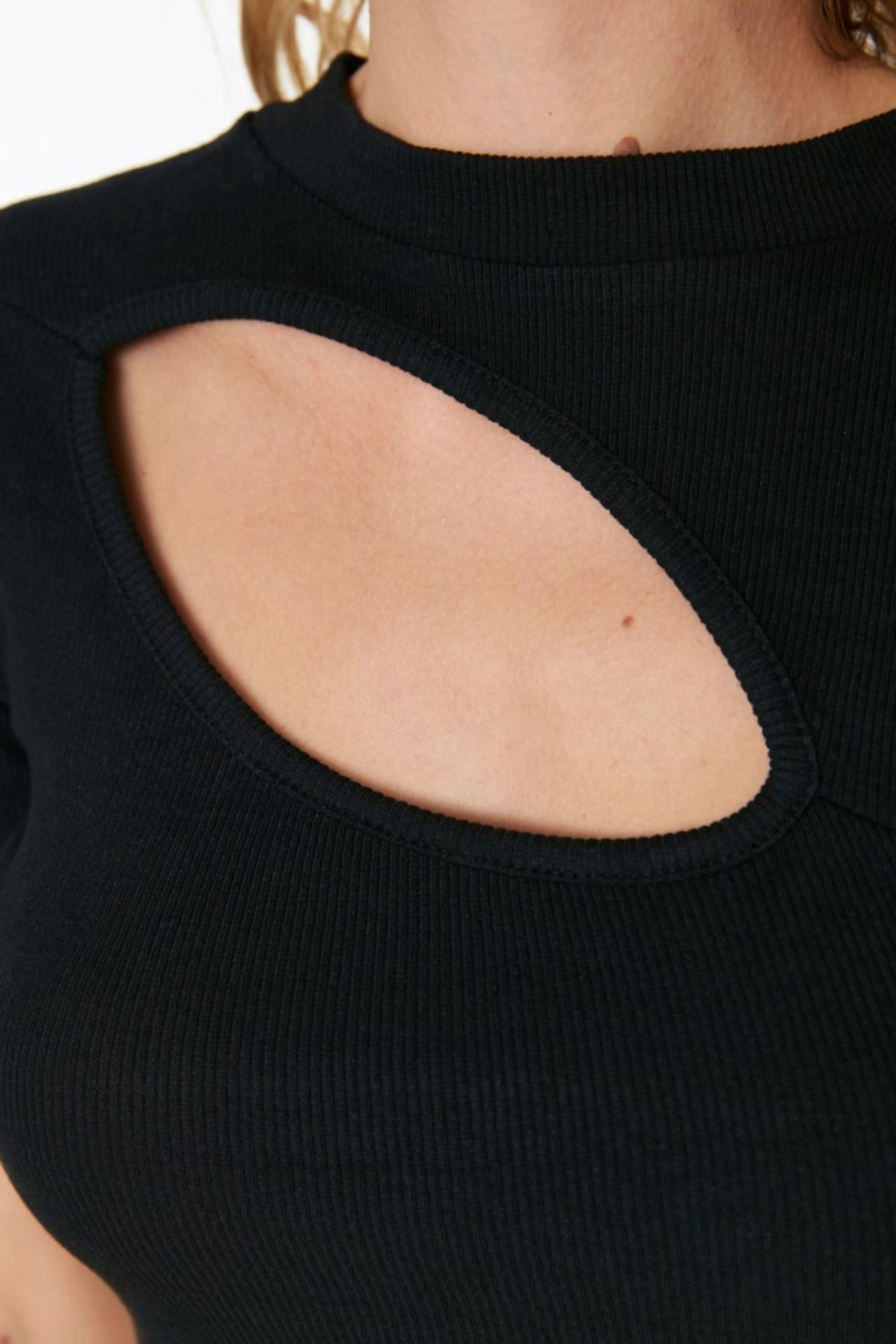 Siyah Cut Out Detayl? Fitted/Vucuda Oturan Bisiket Yaka Crop Fitilli Esnek Orme Bluz TWOSS22BZ0355
