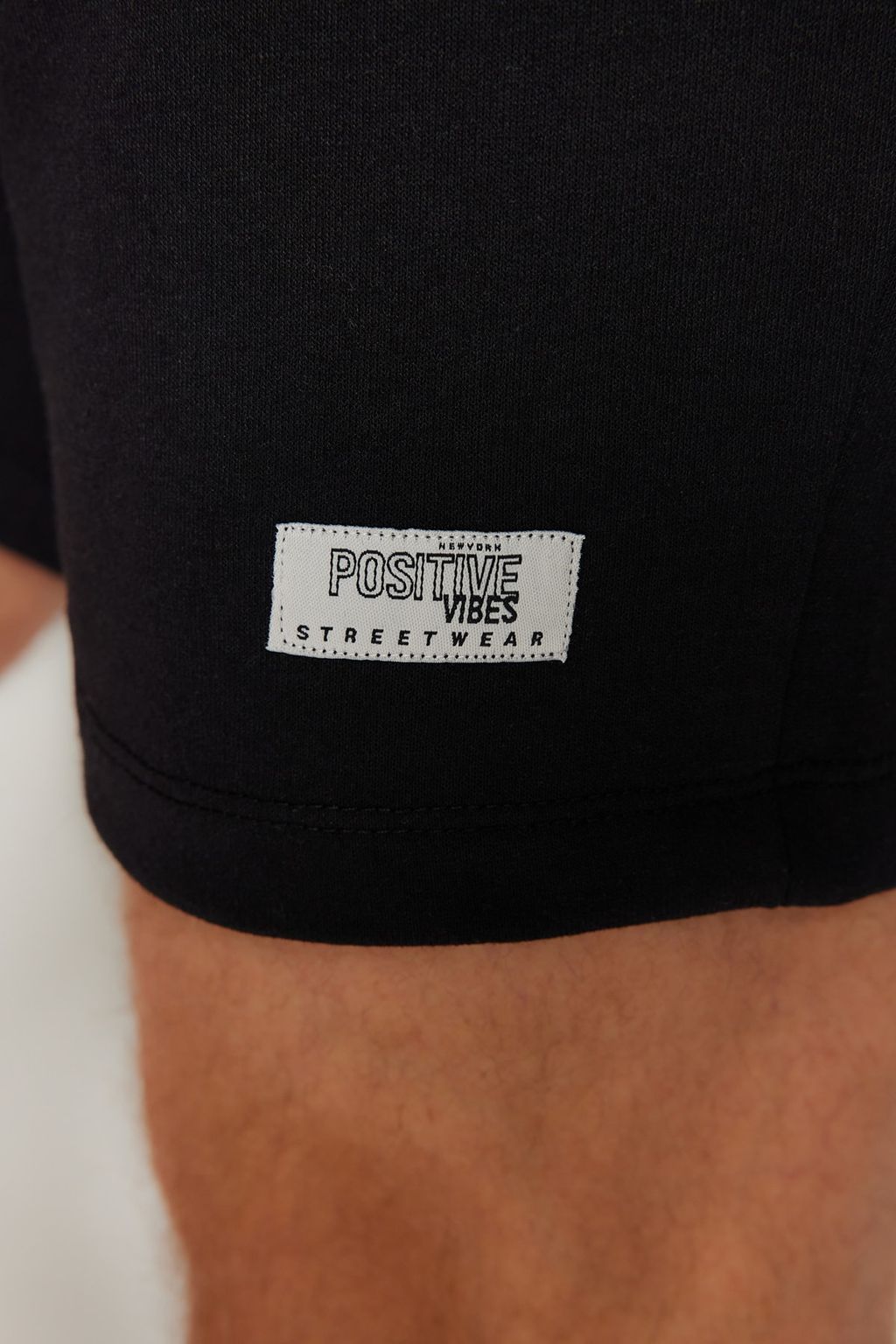 Siyah Regular/Normal Kesim Etiket Aplikeli Pamuklu Sort TMNSS23SR00079