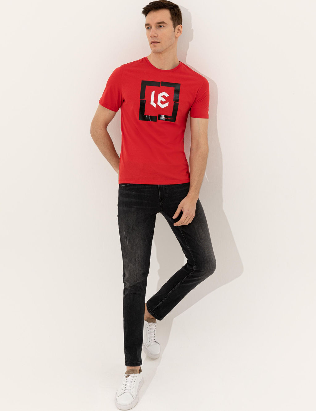 Красная облегающая футболка