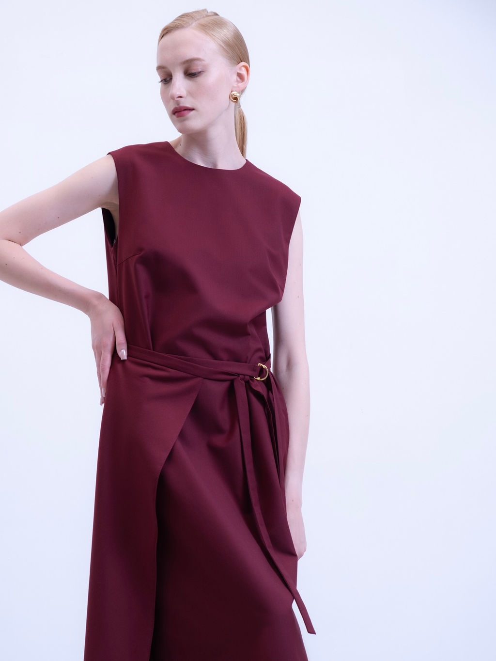 Платье без рукавов в винном оттенке