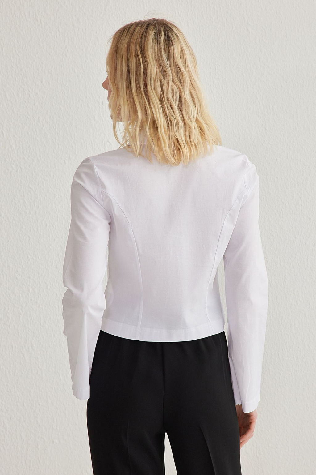 TRENDYOLMILLA Beyaz Kanca Detayl? Regular Normal Beden Dokuma Gomlek TWOSS25GO00046  фото 6