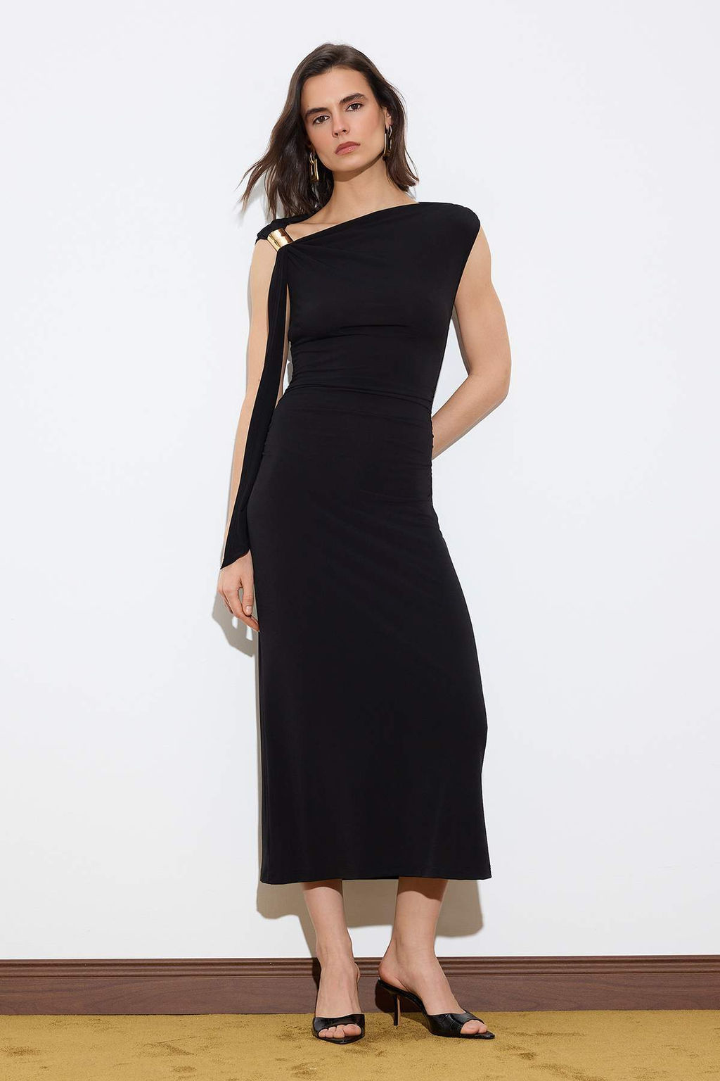 Limited Edition Siyah Bodycon Asimetrik Yaka Kolsuz Aksesuarl? Maxi Esnek Orme Elbise TWOSS26EL00258 - Trendyolmilla фото 2