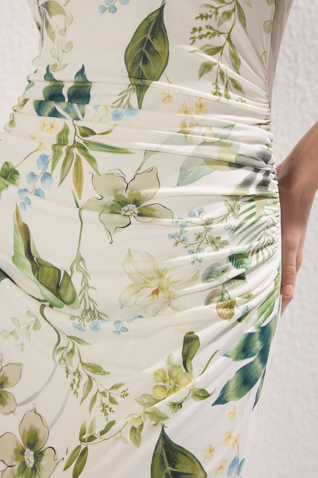 Ekru Cicek Bask?l? Parlak Yuzeyli Kay?k Kaya Vucuda Oturan Esnek Orme Kalem Elbise TWOSS24EL00528