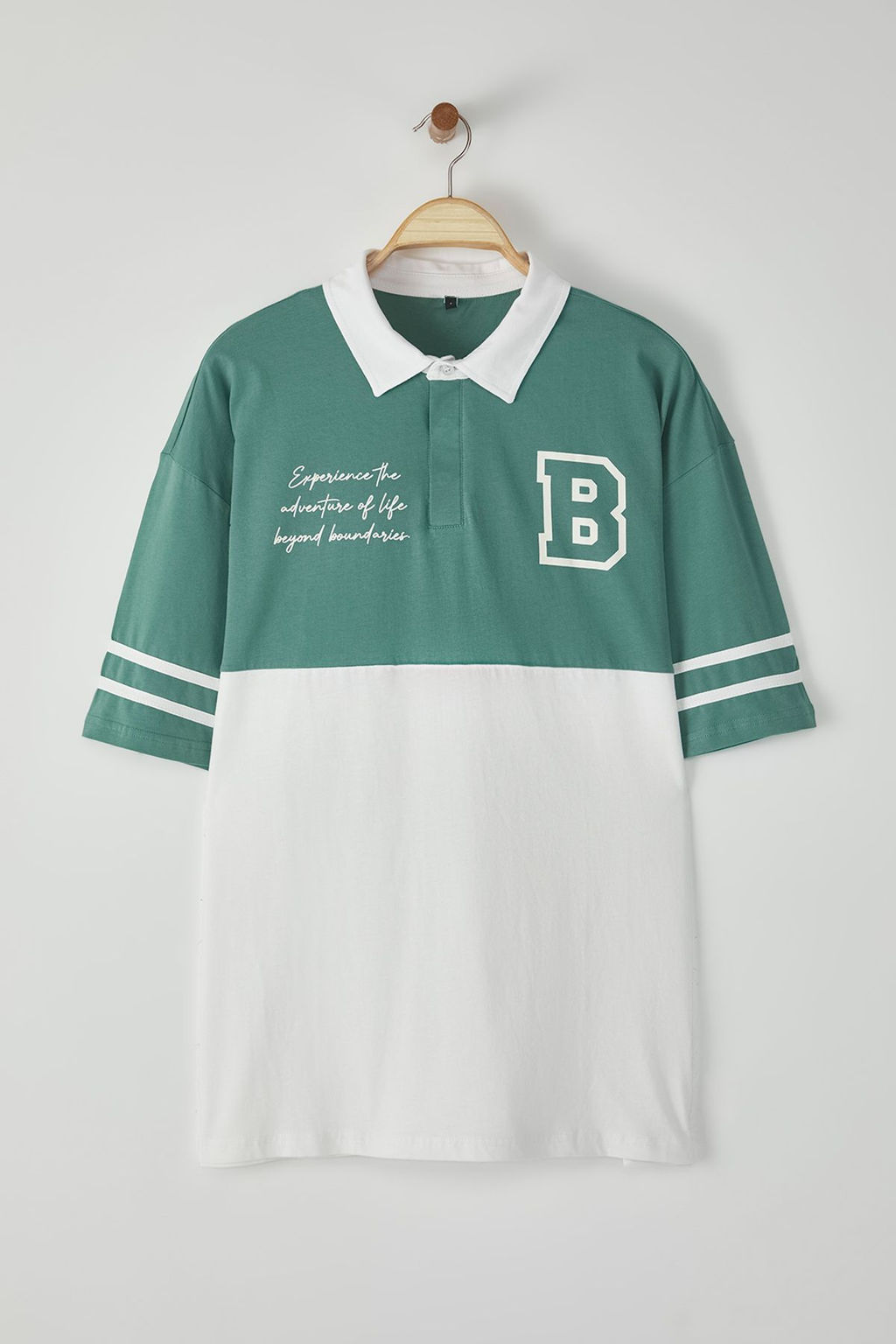 TRENDYOL MAN Siyah Oversize/Genis Kesim Renk Bloklu Brooklyn Bask?l? Polo Yaka T-shirt TMNSS25PO00029
