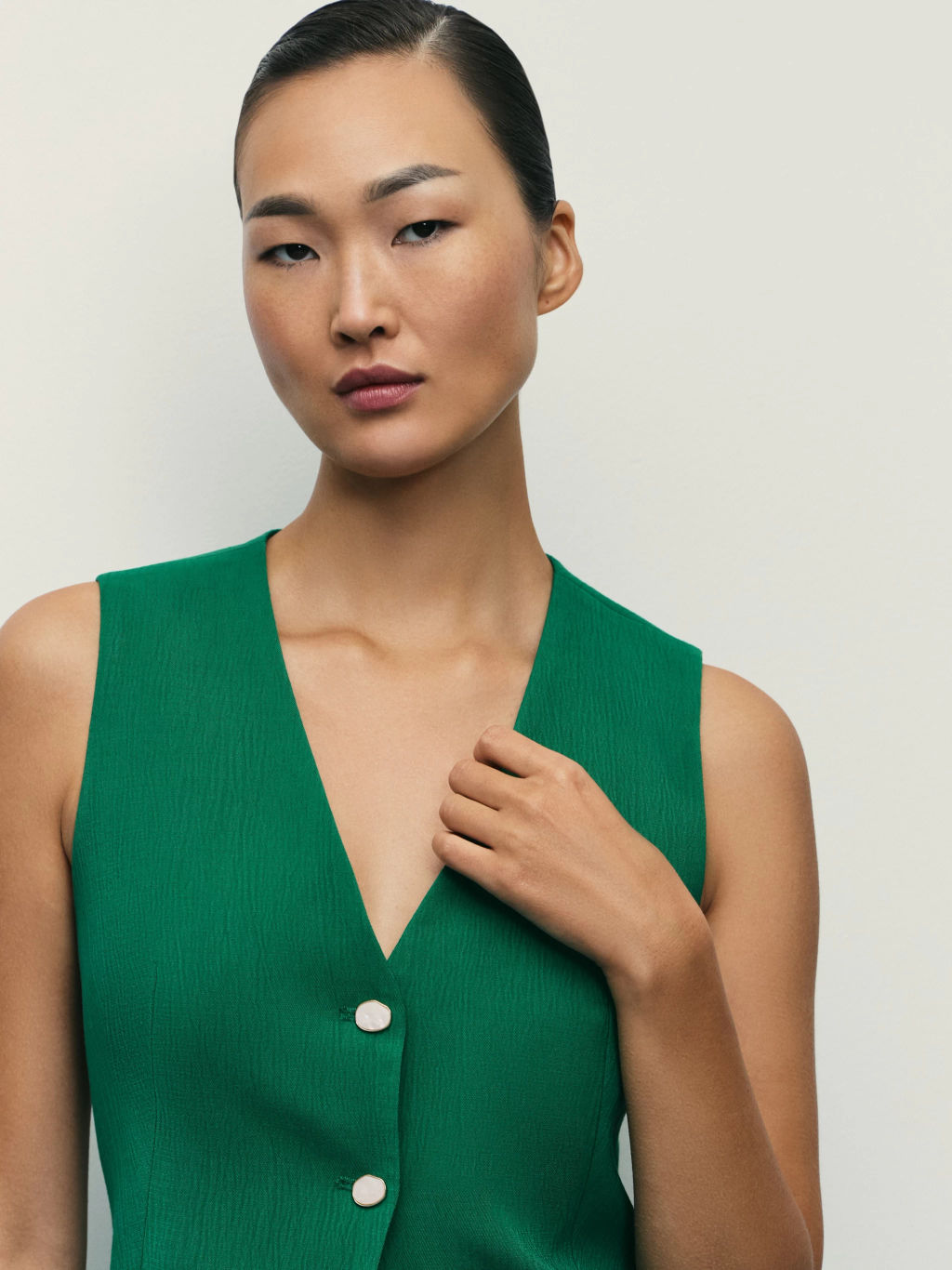 Жилет приталенного силуэта из вискозы / Zarina фото 6