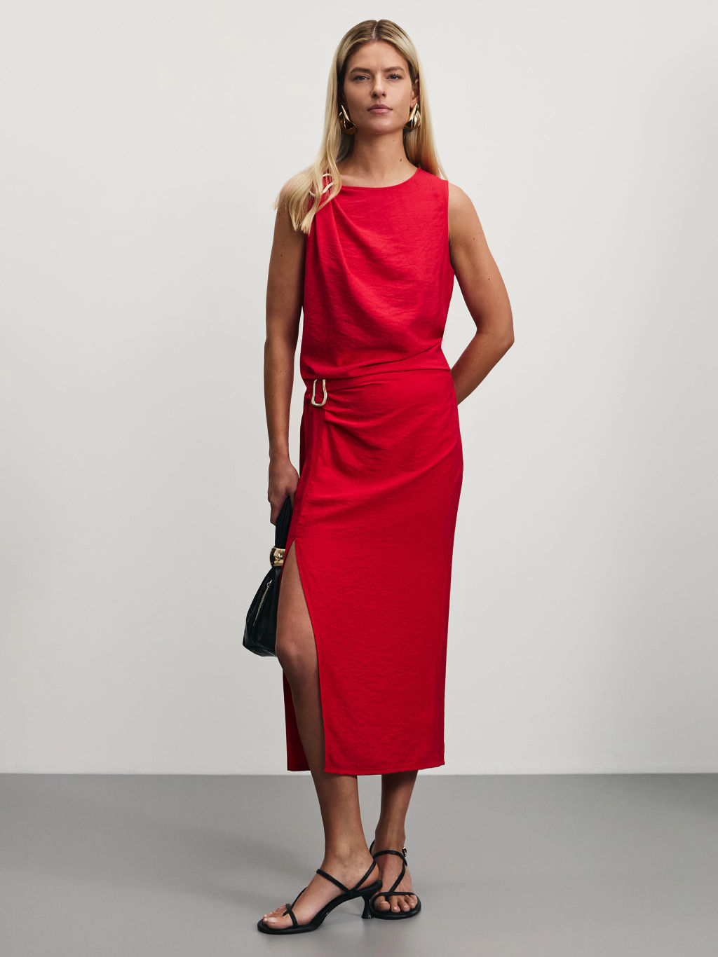 Блузка-топ с декоративной брошью из вискозы / Zarina  фото 2