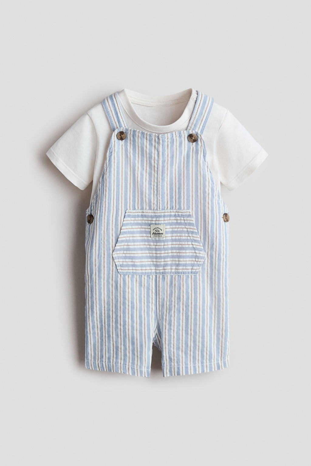 Conjunto de peto corto y camiseta