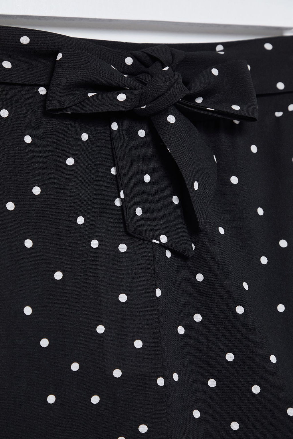 Siyah Rahat Kesim Kusakl? Puantiyeli Sort & Bermuda TWOSS25SR00008