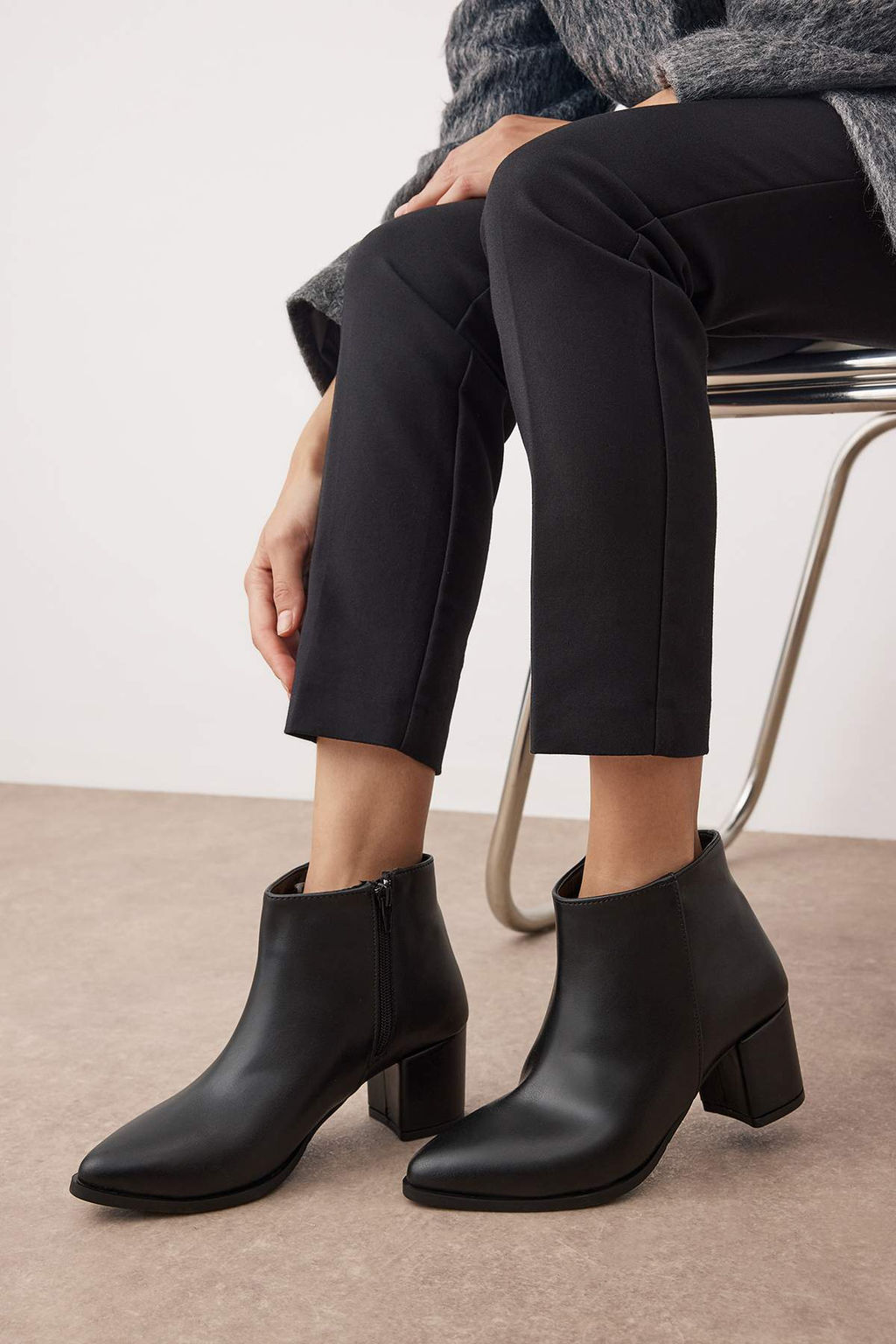 Trendyol Shoes Siyah Fermuarl? Blok Topuklu Kad?n Yar?m Bot TAKAW25BO00010 - Trendyolmilla фото 2