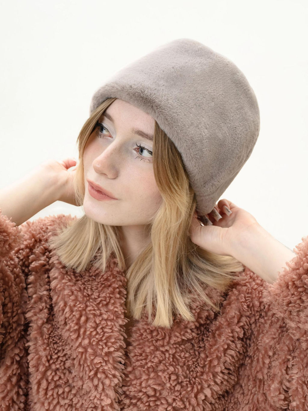 П26-25 Пилотка мех бежевый