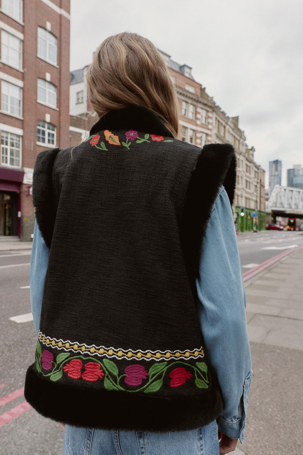 EMBROIDERED FAUX FUR GILET WITH CONTRASTING DETAILS - Zara фото 3