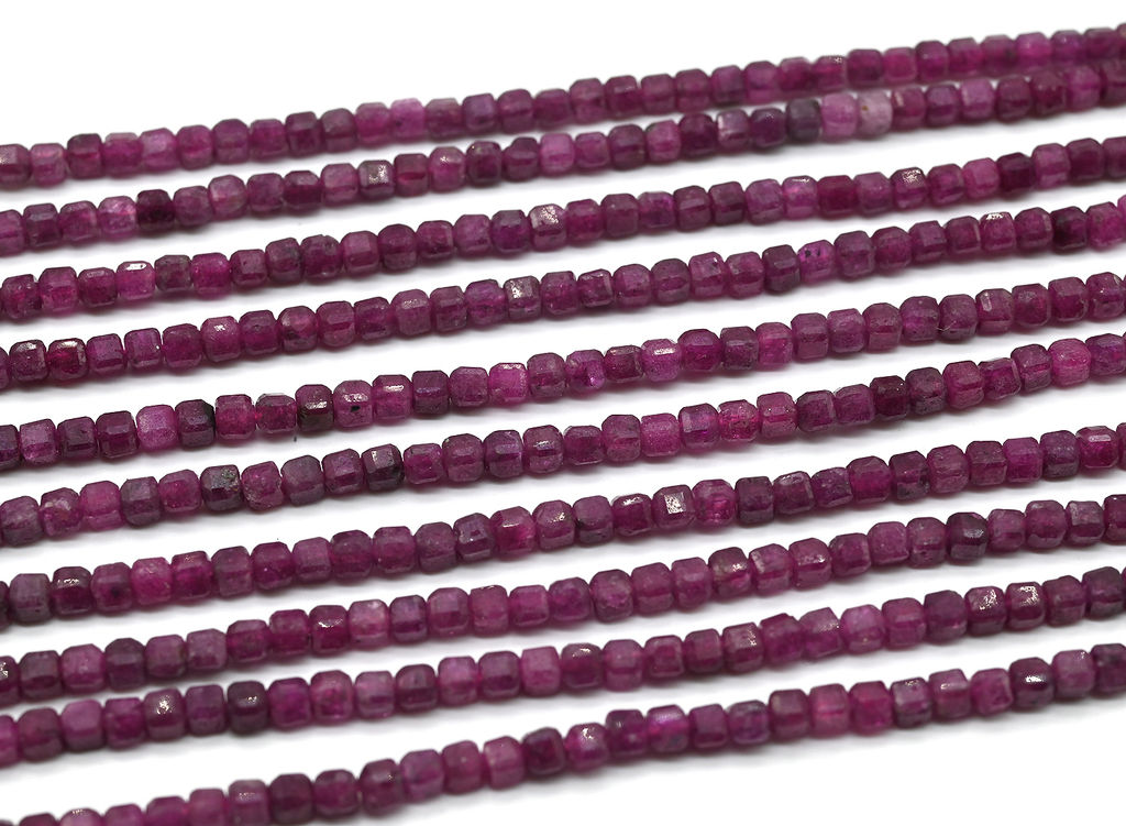 Бусины из рубина кубик гр.3мм, 40см, 136 бусин Радуга камня