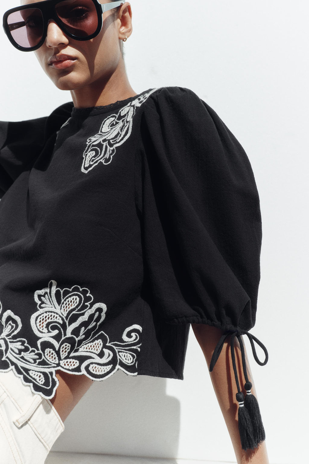 BLUSA BORDADOS MANGA ABULLONADA / Negro - Zara фото 4