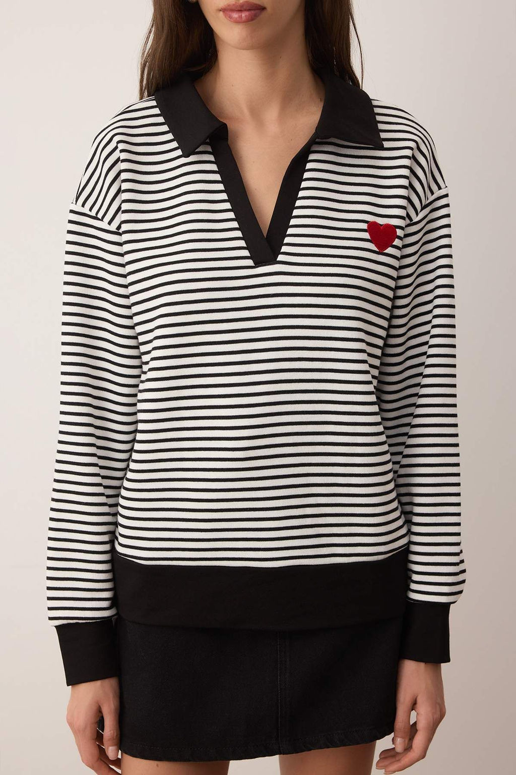 Siyah Cizgili Kalp Nak?sl? Oversize/Genis Kal?p Orme Sweatshirt TWOAW26SW00003 - Trendyolmilla фото 3