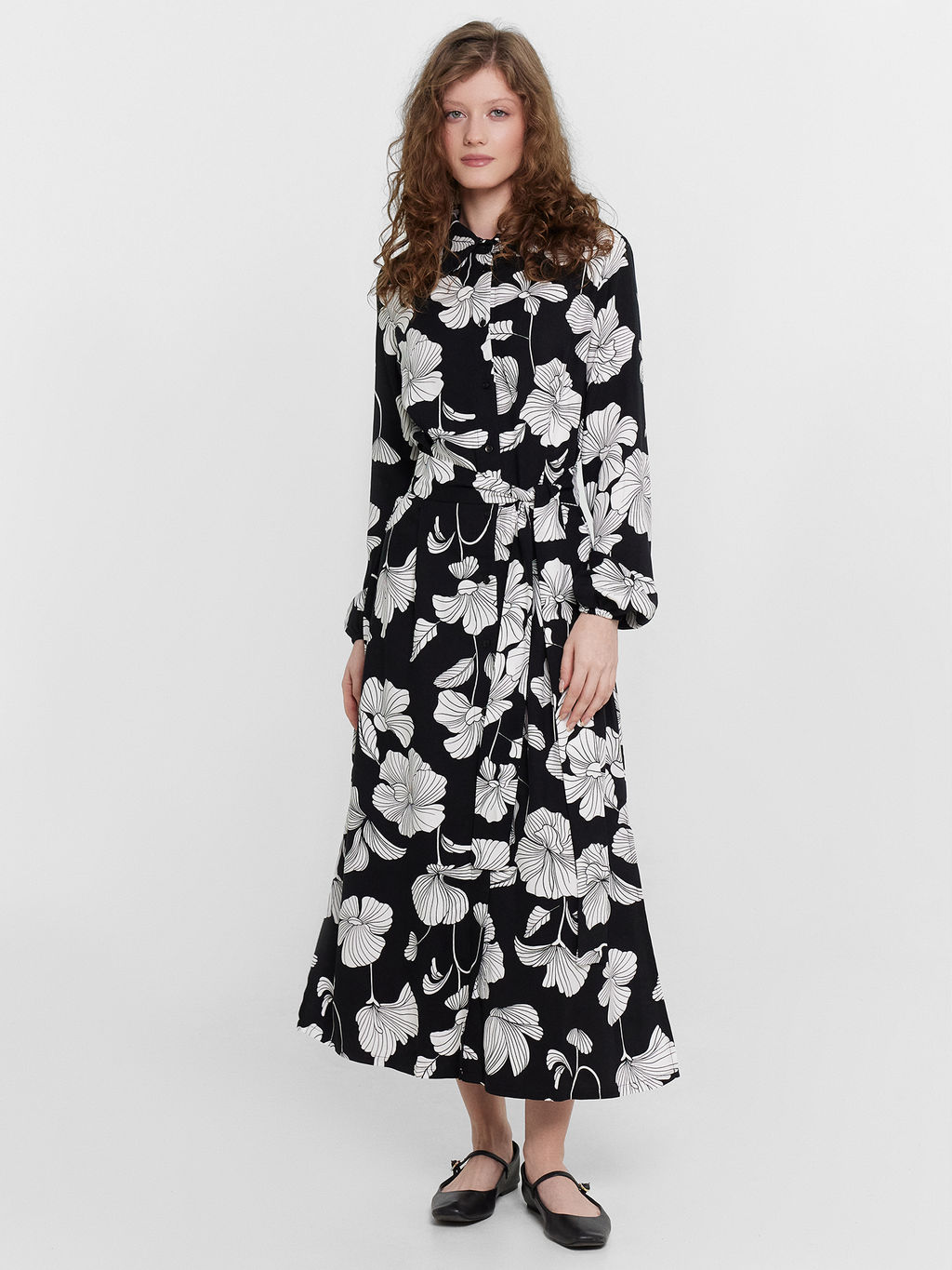 Платье рубашка женское черное с цветочным принтом цветы на черном 152555