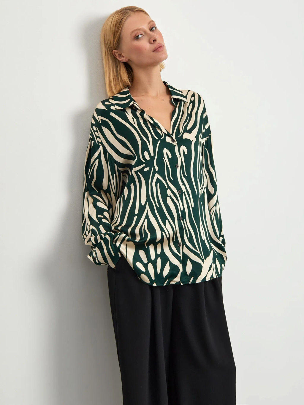 EMKA / Рубашка из скользящей, шелковистой вискозы.  фото 3