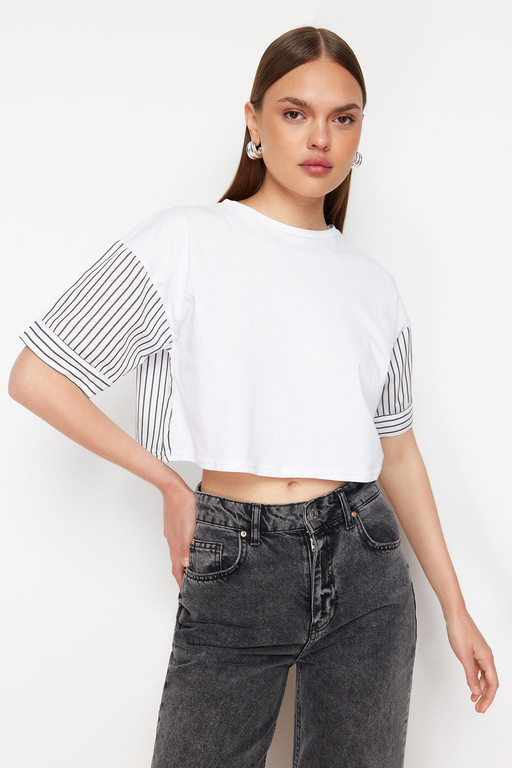 Beyaz Cizgili Poplin Kol Detayl? Slogan Bask?l? Crop Orme T-Shirt TWOSS24TS00239 - Trendyolmilla фото 2