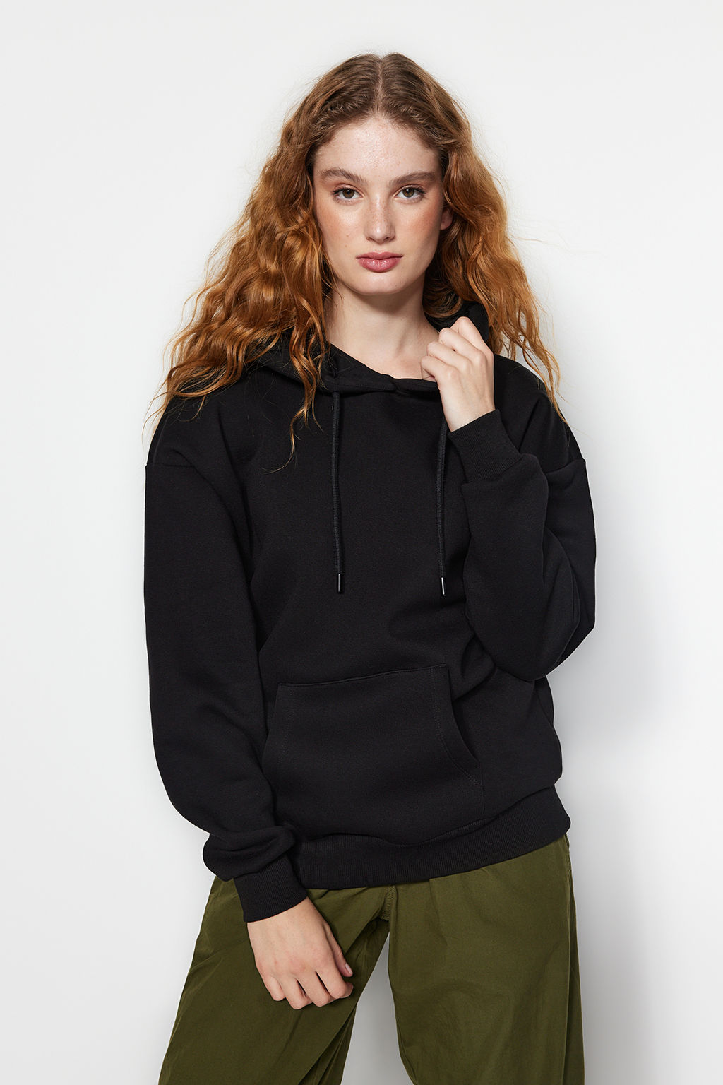 Siyah Kal?n Ici Polarl? Oversize/Genis Kal?p Kapusonlu Basic Orme Sweatshirt TWOAW24SW00103