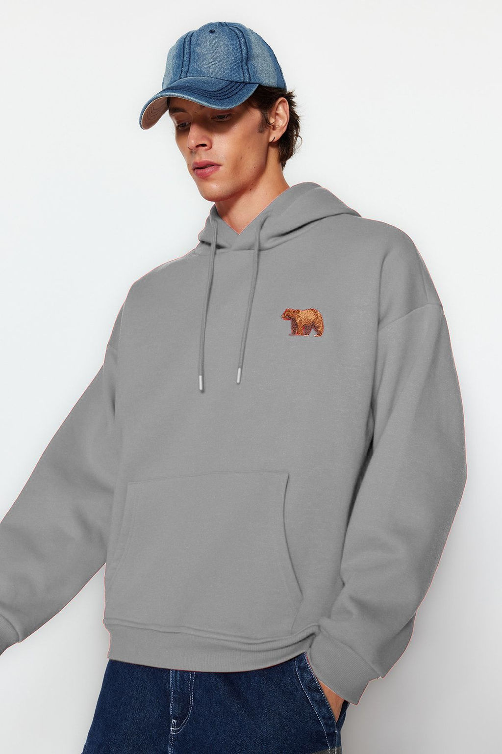 TRENDYOL MAN Gri Oversize/Genis Kesim Kapusonlu Hayvan Nak?sl? Ici Polarl? Sweatshirt TMNAW24SW00097 - Trendyolmilla фото 3