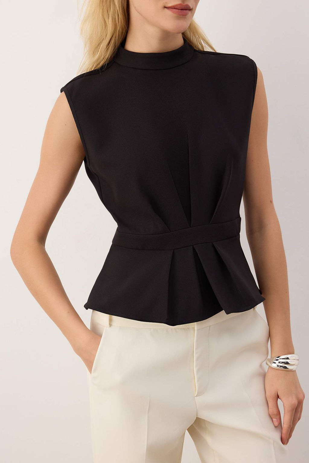 Siyah Bisiklet Yaka Kolsuz Dokuma Bluz TWOAW23BZ00559