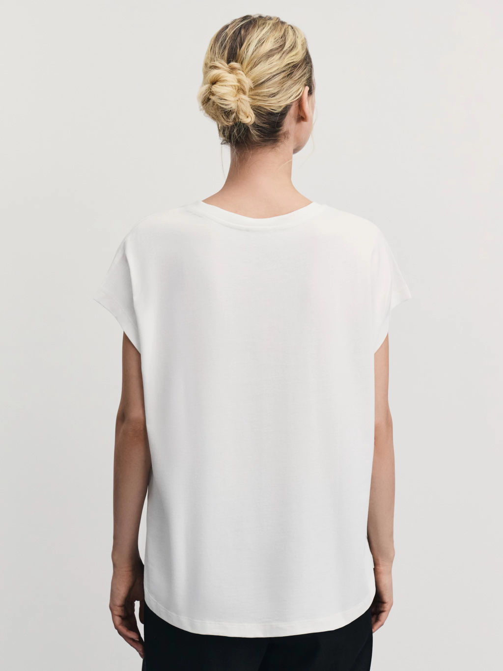 Футболка со спущенным плечом из хлопка / Zarina  фото 5