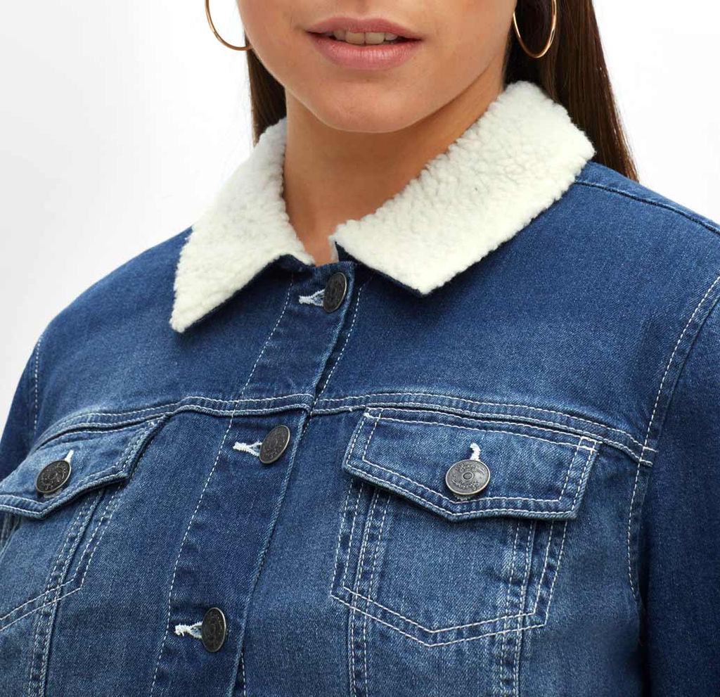 Джинсовый жакет с иск. мехом, черный - Sheego фото 8