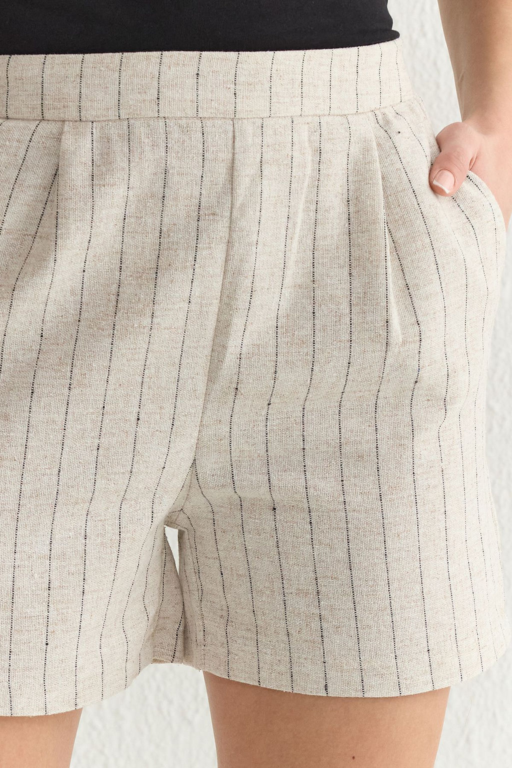 TRENDYOLMILLA Bej Keten Gorunumlu Cizgili Arka Beli Lastikli Diz Boy Dokuma Sort TWOSS25SR00022  фото 5