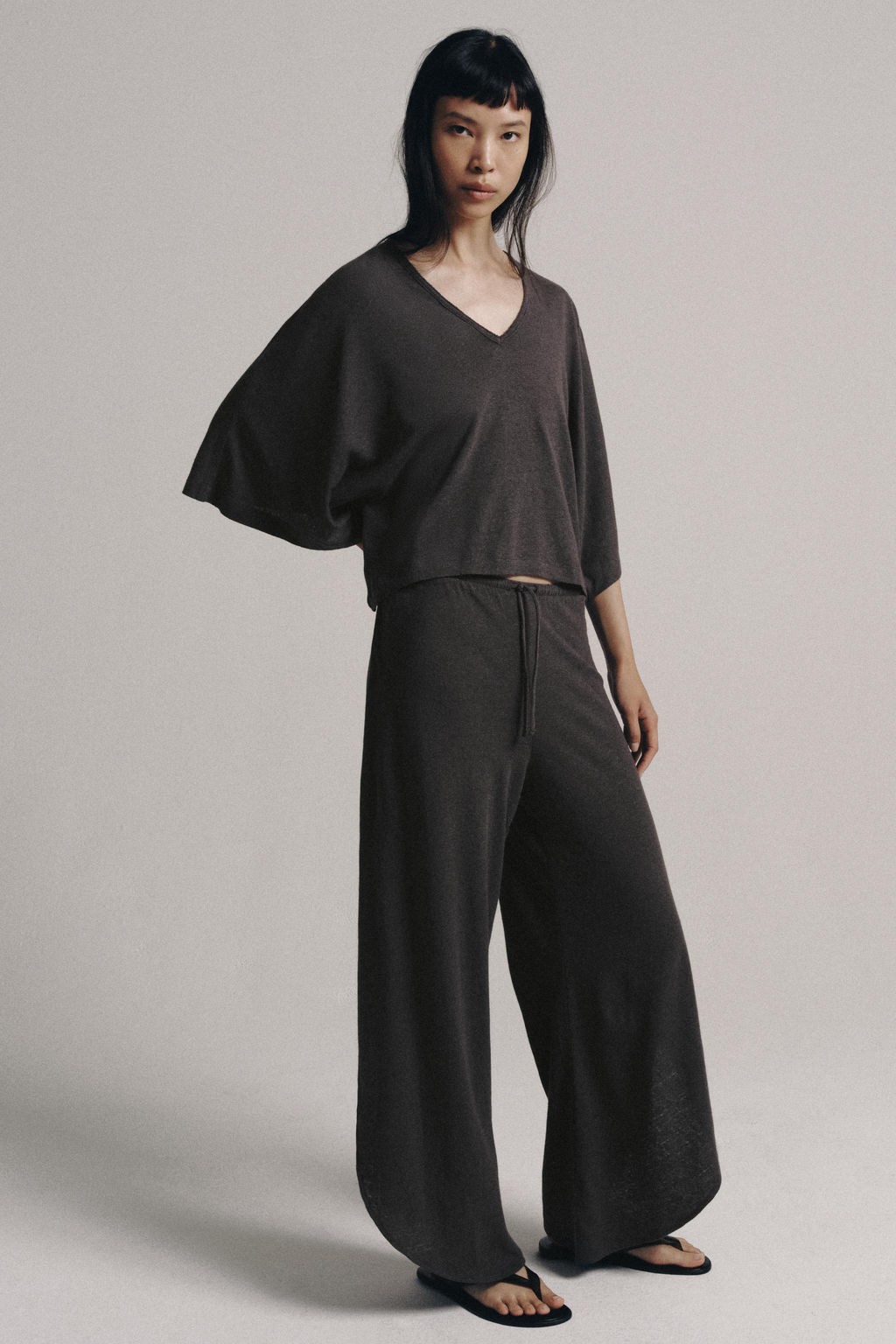 CAMISETA ESCOTE PICO CON LINO / Carb?n - Zara фото 3