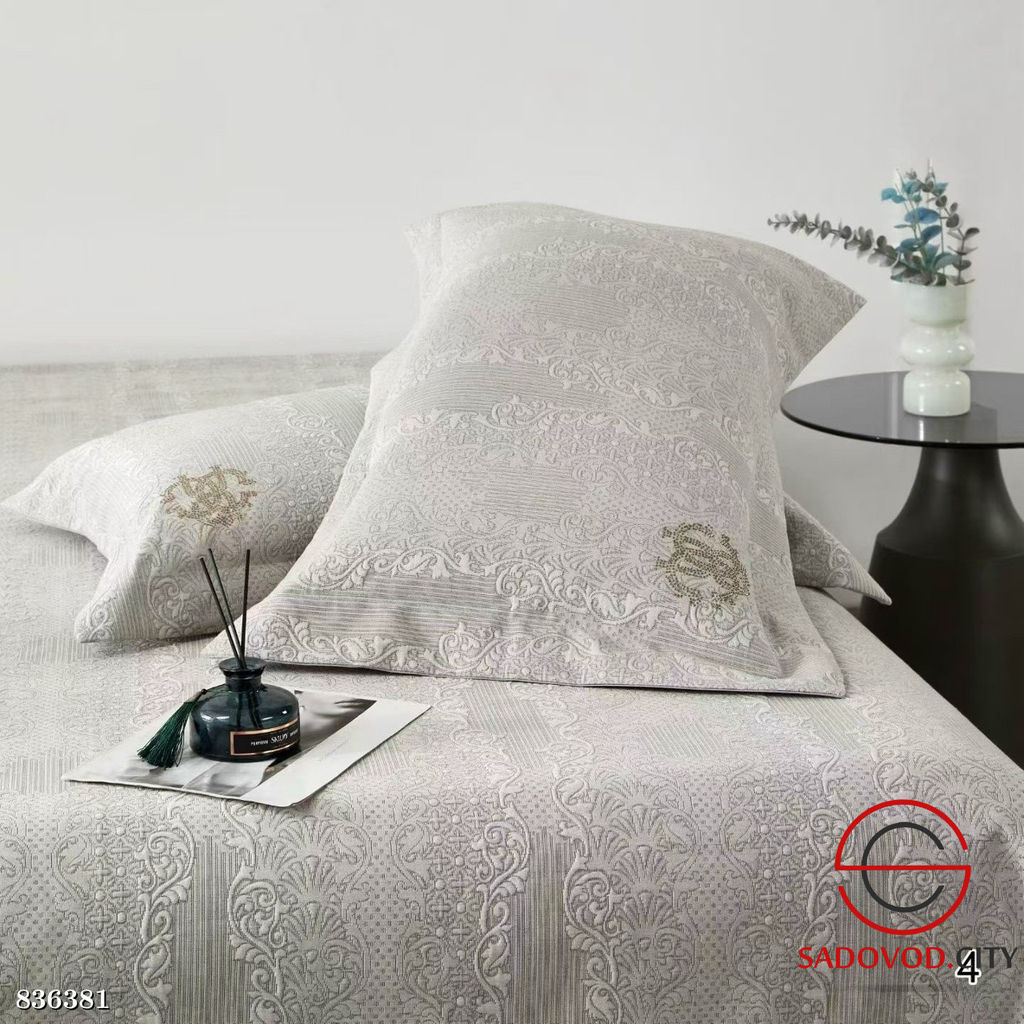 Покрывало на кровать с двумя наволочками