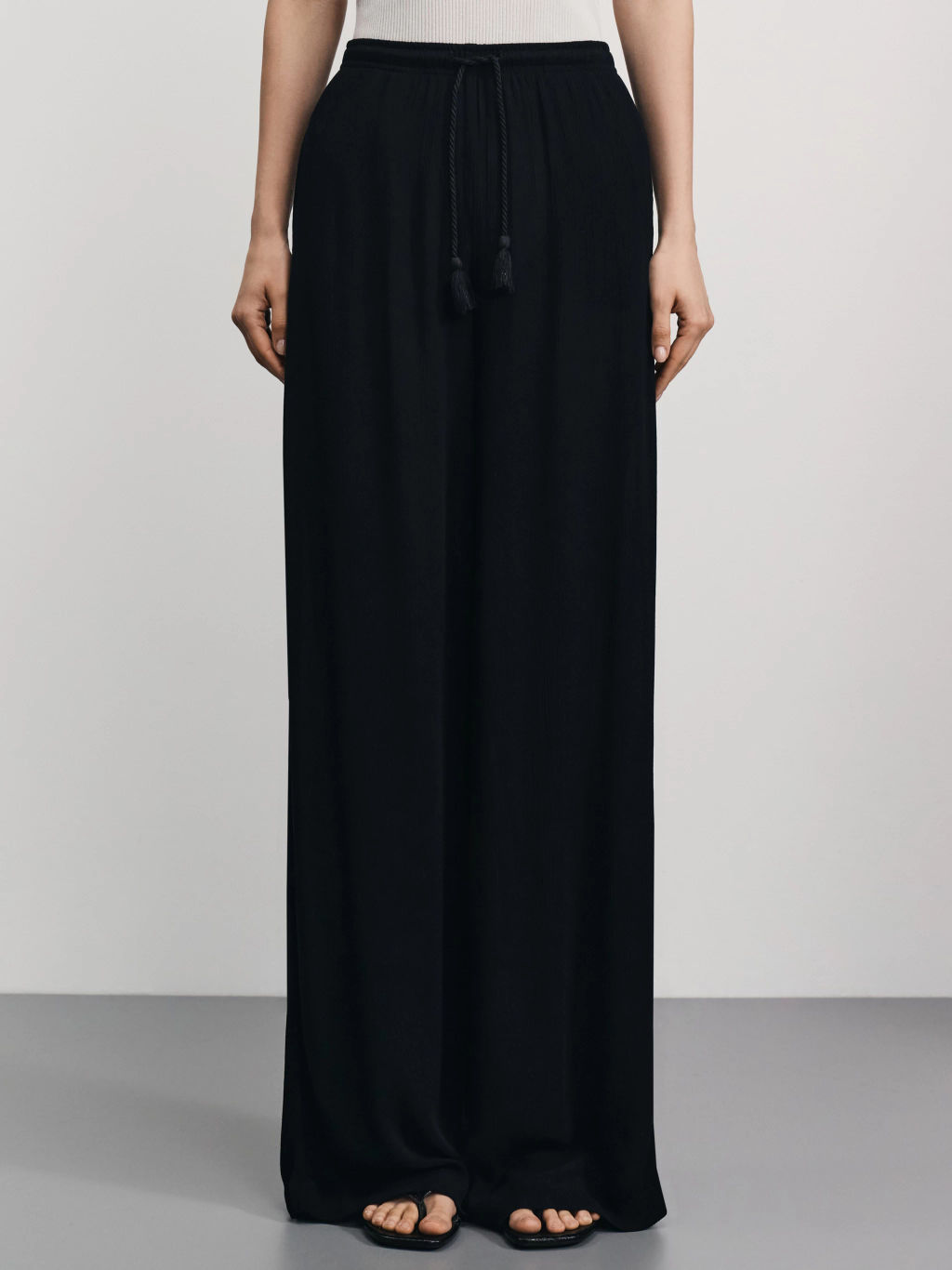 Широкие брюки из фактурной вискозы / Zarina фото 3