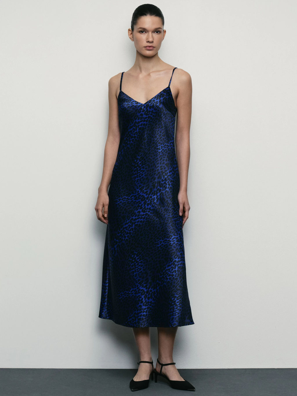 Атласное платье миди на бретелях / Zarina  фото 2