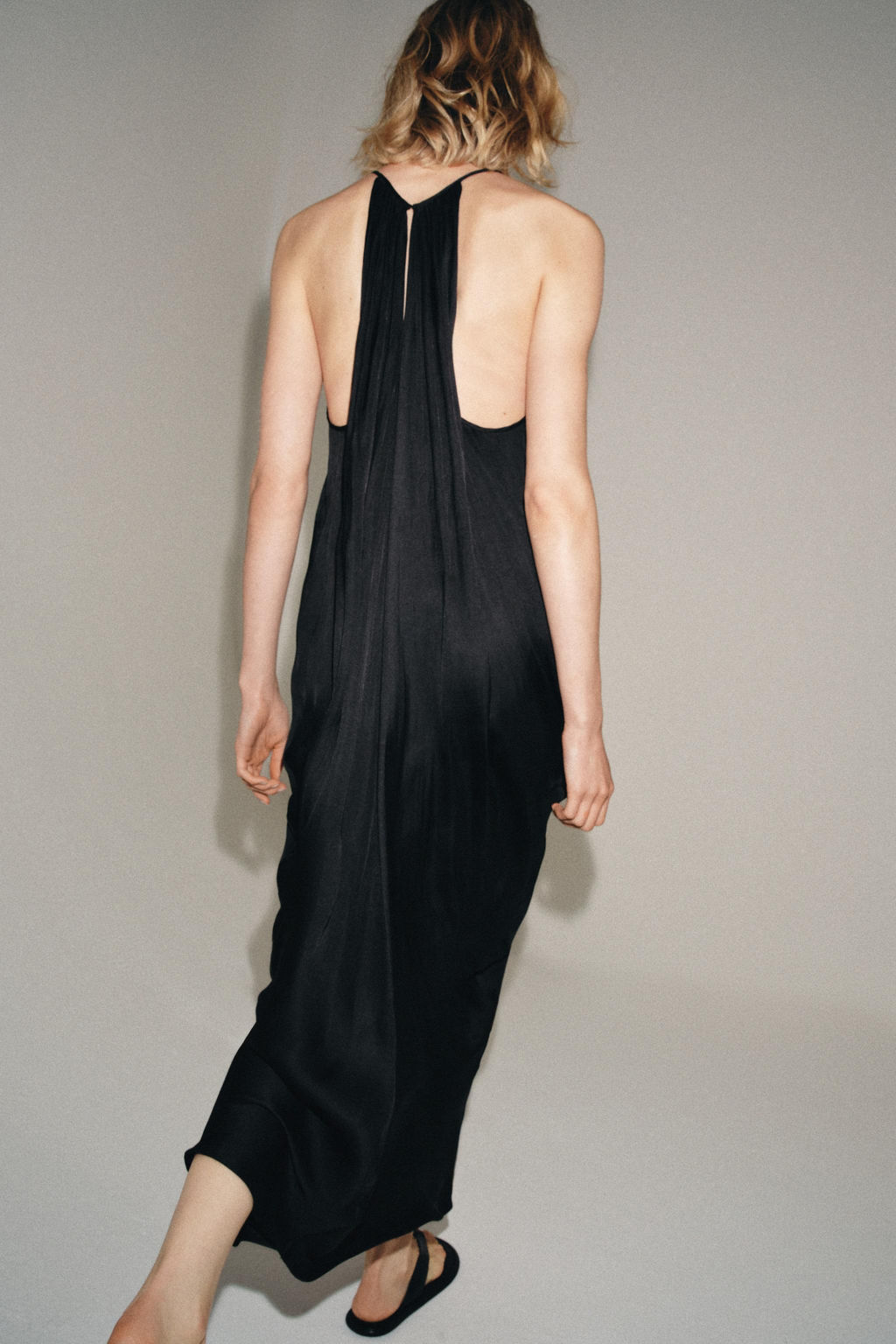 VESTIDO DRAPEADO SATINADO ZW COLLECTION / Negro - Zara фото 5