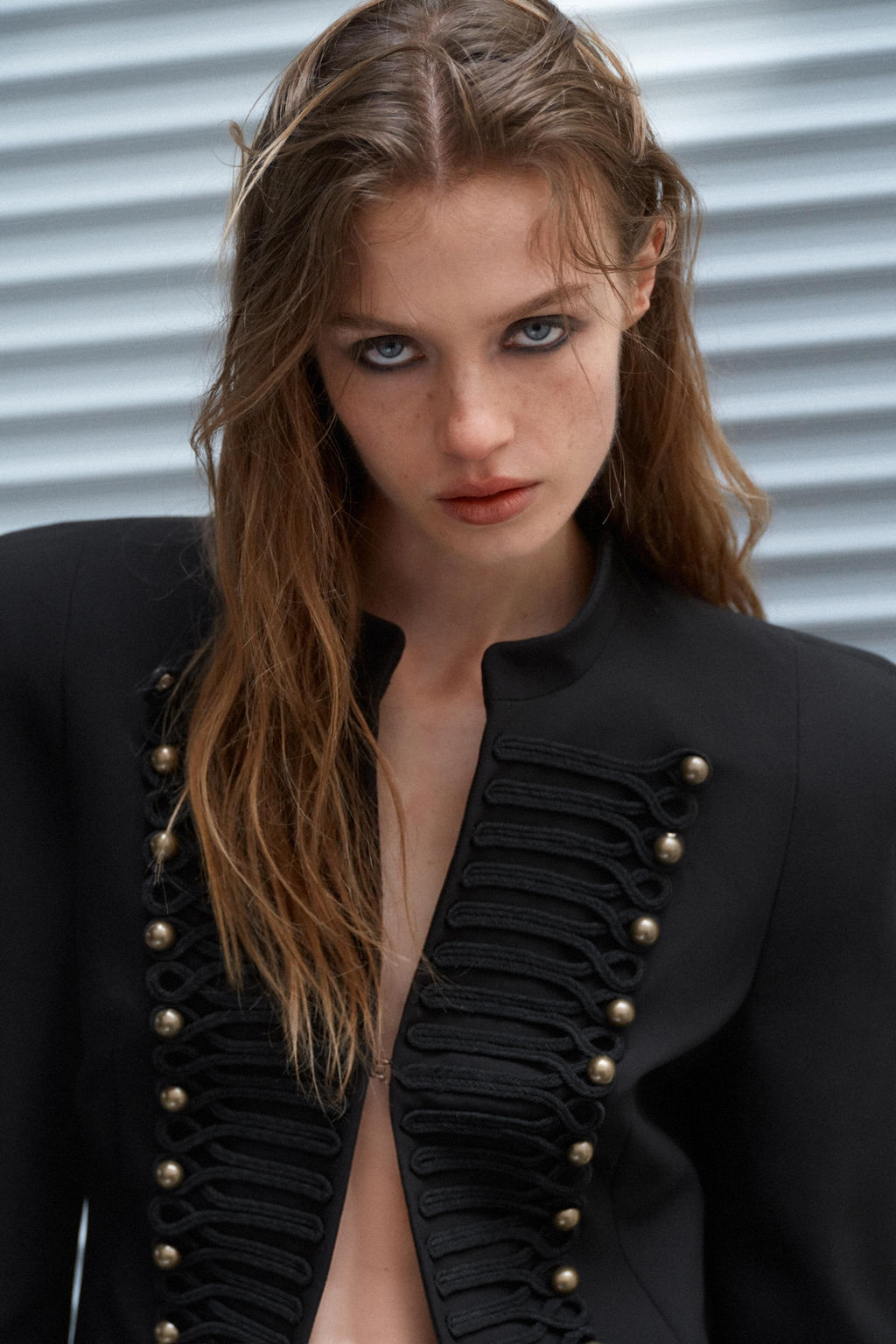 BLAZER ENTALLADA HOMBRERAS / Negro - Zara фото 3