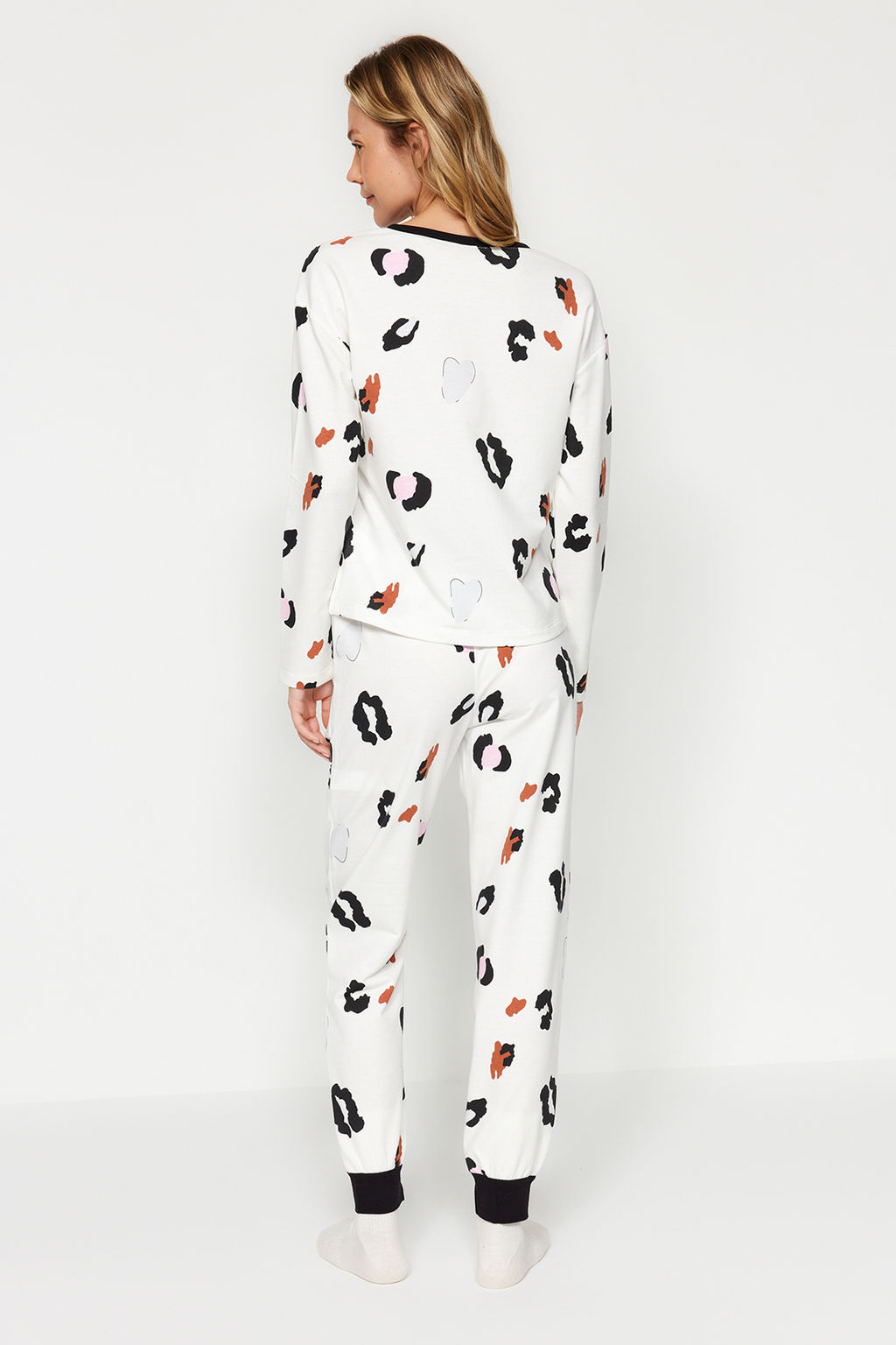 Beyaz %100 Pamuklu Leopar Desenli Sloganl? Tshirt-Jogger Orme Pijama Tak?m? THMAW24PT00211 - Trendyolmilla фото 9