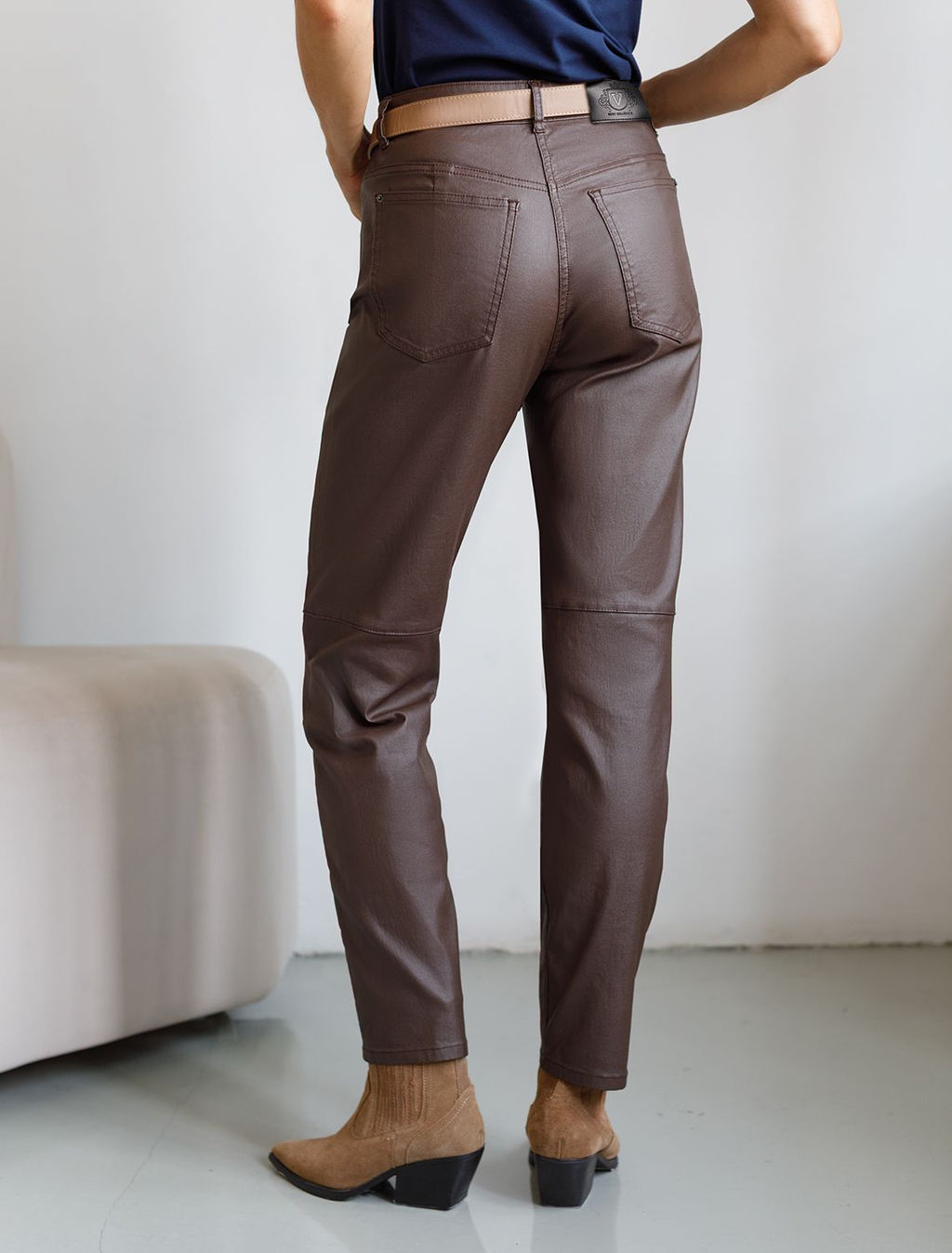 Брюки mom fit из эластичного хлопка с покрытием под кожу - Vilatte фото 2