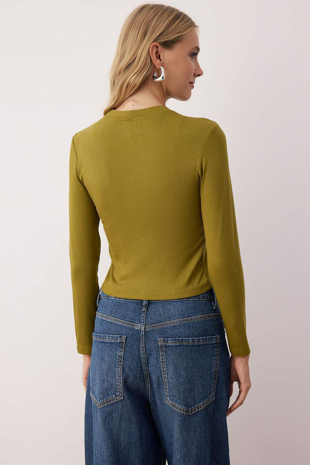 Ekru Viskon Icerikli Omuz Burgu Detayl? Vucuda Oturan Esnek Orme Bluz TWOAW26BZ00154 - Trendyolmilla фото 4