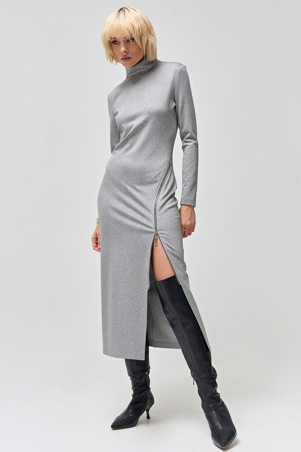 Платье из плотного трикотажа с застежкой на молнию серое новый год