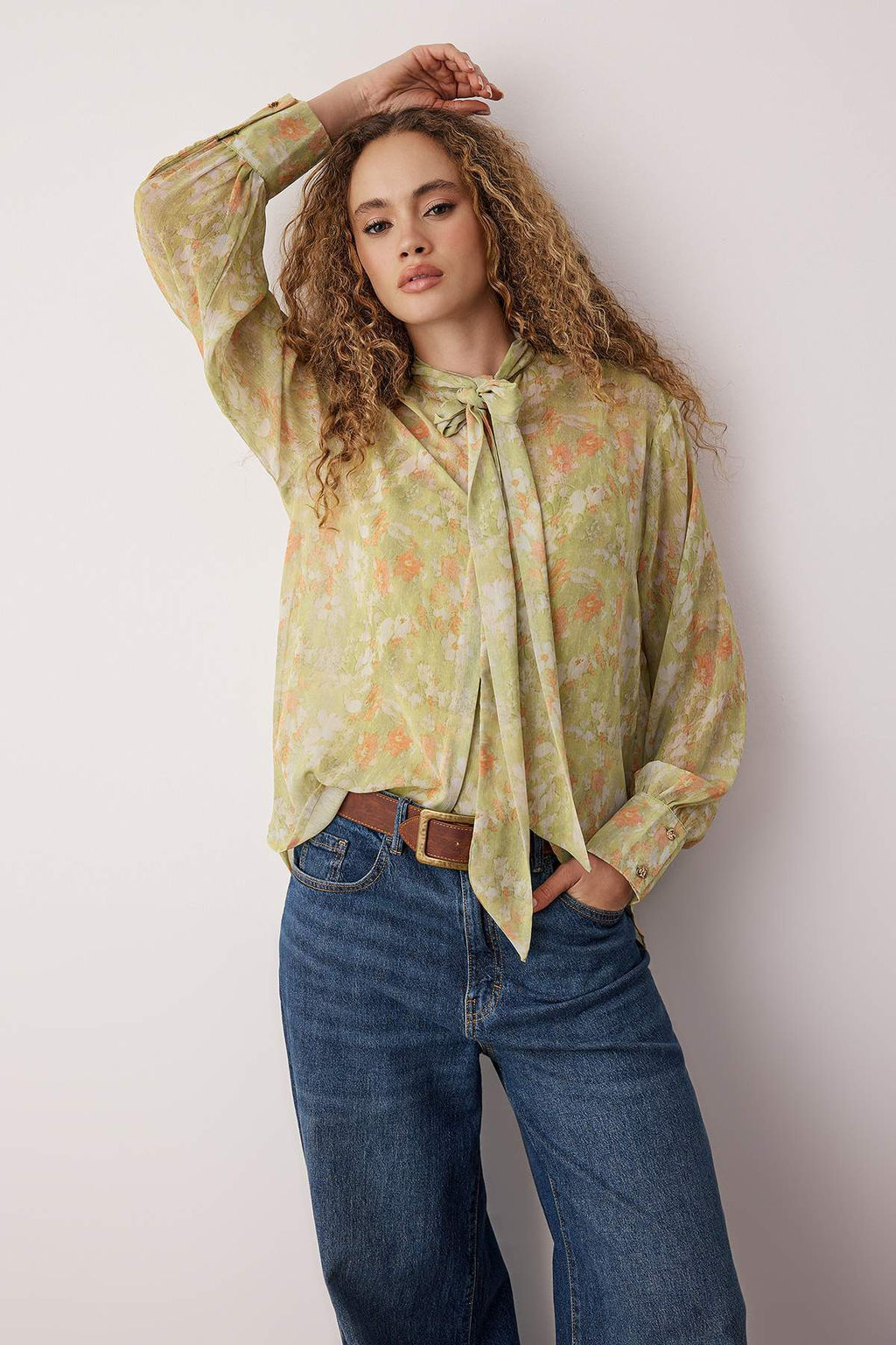 Ac?k Yesil Sifon Cicekli Fular Yaka Ici Atletli Dokuma Bluz TWOAW26BZ00279 - Trendyolmilla фото 2
