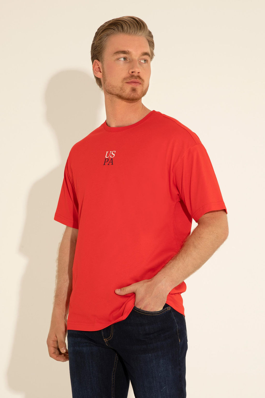 Красная удобная футболка с круглым вырезом Неожиданная скидка в корзине