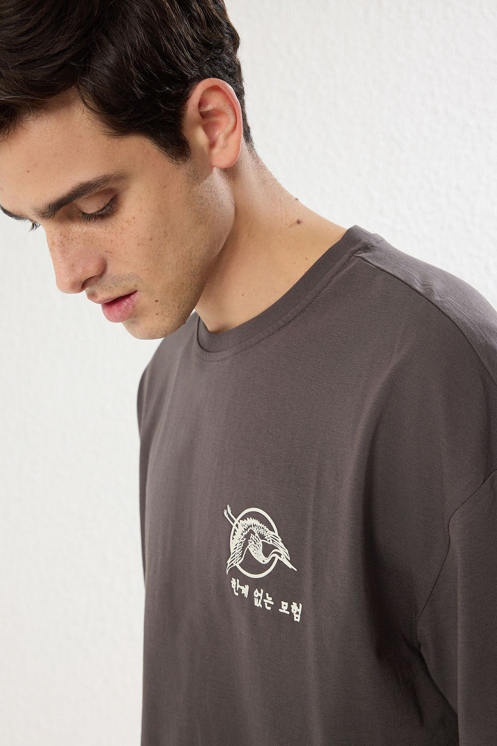 TRENDYOL MAN Lacivert Oversize/Genis Kesim Uzak Dogu Bask?l? K?sa Kol %100 Pamuklu T-Shirt TMNSS23TS00170 - Trendyolmilla фото 5
