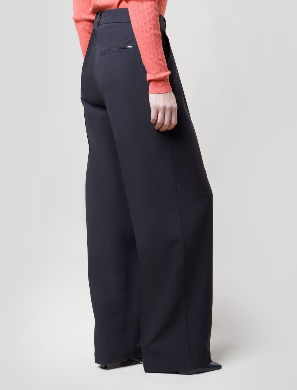 D24.284 Брюки женские черный